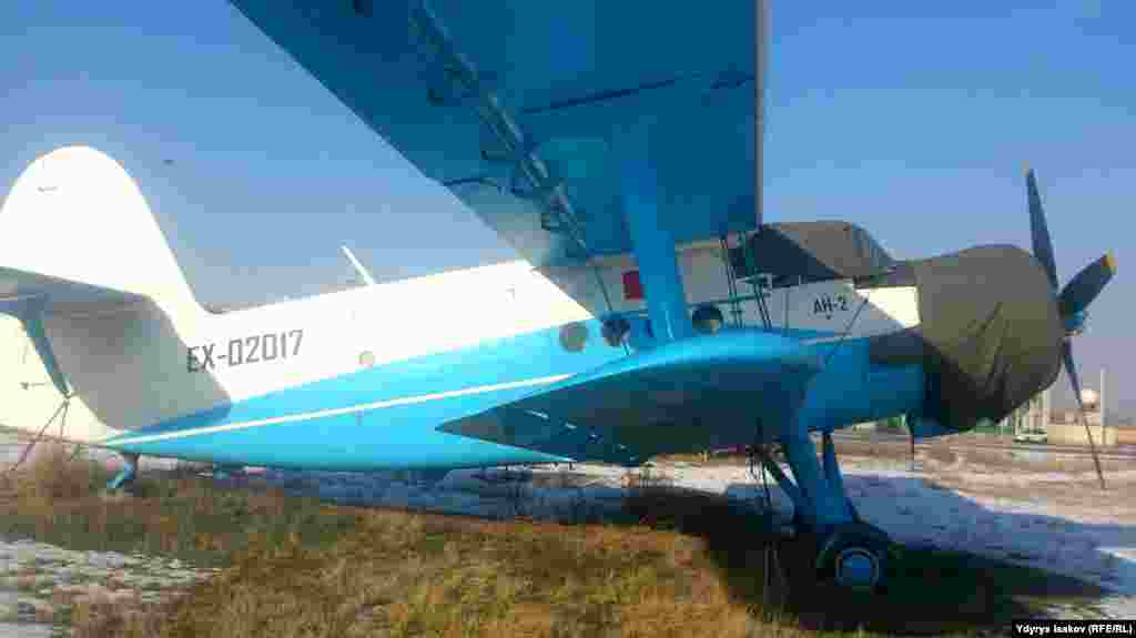 Оштогу учууга даяр жалгыз АН-2 учагы, айтылуу "Кукурузник".