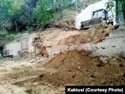 ციცაბო ფერდის ჩამონგრევის პროცესი, რომელსაც გვერდით და ზემოდან საცხოვრებელი სახლები ესაზღვრება. 18 სექტემბერი, 2025. ფოტო: ცირა გვასალია