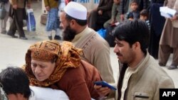 په تورخم کې ناروغ لرونکي کسان شکایت کوي چې په شپو شپو انتظار باسي خو نه شي کولای چې خپل ناروغ پاکستاني روغتونونو ته پر وخت ورسوي.انځور- ارشیف