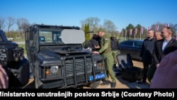 Ministri i Brendshëm i Serbisë, Ivica Daçiq, demonstron përdorimin e pajisjes akustike me rreze të gjatë 450XL dhe 100X (LRAD), e njohur edhe si top zanor. Beograd, 19 mars 2025.