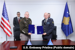 Gjeneralmajori amerikan, John Phillips (majtas) dhe gjenerallejtënanti kosovar, Bashkim Jashari, pas nënshkrimit të CISMOA-s.