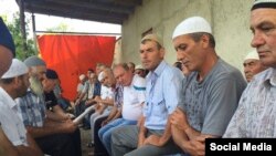 Али Асанов өе янында дога кылу чарасы