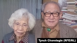 Профессор Ху Чжэнхуа жубайы Фатима апа менен. 22.10.2015.