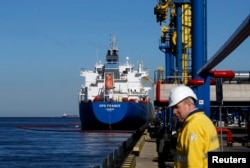 Petrolul este pompat într-un petrolier la terminalul de produse petroliere Ust-Luga, deținut de Gunvor Group, pe 9 aprilie 2014.