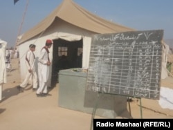 د خیبر په باړه کې د وران کړل شوي سکول زده کوونکي په خېمه کې د زده کړو پر مهال (انځور: د ۲۰۱۶م کال د سېپټمبر ۱۹مه)