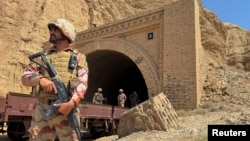 په بولان کې سرتېري پر جعفر اېکسپرېس اورګاډي تر برید وروسته د پل جاج اخلي او یو سرتېری پهره کوي - د مارچ ۱۵مې انځور.