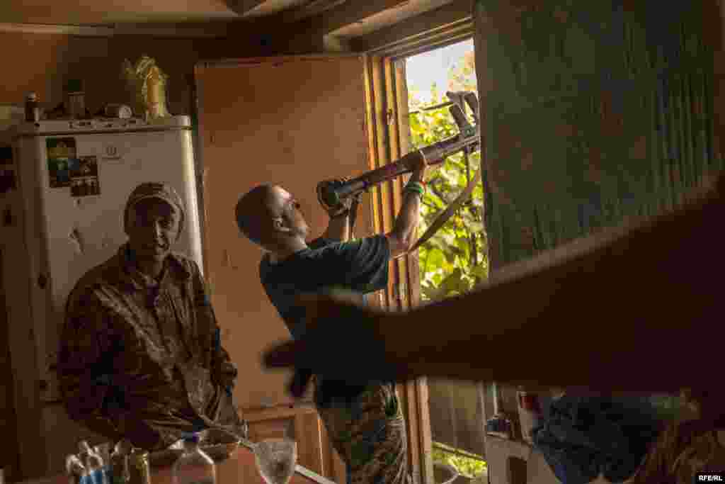 Солдат (ім'я невідоме) перевіряє свою зброю, поки спокійно. Справа стоїть Аврам