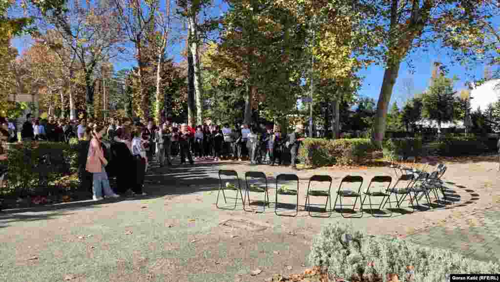 Šesnaest praznih stolica sa belim ružama, Banjaluka, Bosna i Hercegovina, 1. novembar 2025.