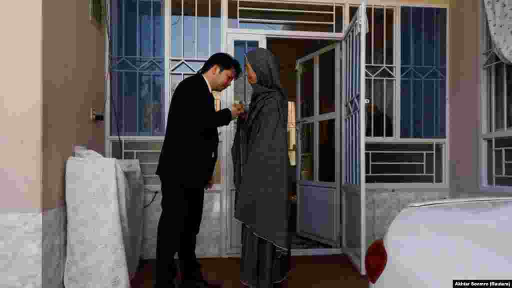 Үйінен шығар кезде шешесінің маңдайынан сүйіп тұрған Сахил. 30 жастағы адвокат: "қауіпсіздік мақсатында бақылау-өткізу пунктері құрылғанмен өзімізді сырт әлемнен оқшау тұрып жатқандай сезінеміз" дейді. &nbsp;