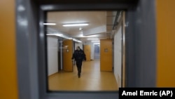 Policajac u inspekciji u Imigracionom centru u Lukavici (arhivska fotografija).