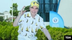 Türkmenistanyň prezidenti Gurbanguly Berdimuhamedow "Awazada" welosipedli gezim edýär. TDH-nyň suraty