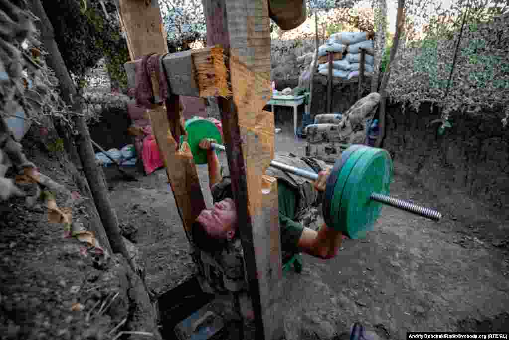 Із розваги тут &ndash; інтернет та спорт. На багатьох позиціях облаштовані спортмайданчики, штанги, турніки, гантелі. У вільний від чергувань та роботи час, морпіхи качають м'язи