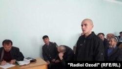 Умар Мирзоев (сидит слева) в ходе судебного процесса все время скрывал свое лицо