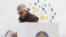 Një qytetar i Prishtinës duke votuar në zgjedhjet parlamentare të 9 shkurtit.