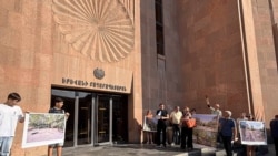 Խաղահրապարակում բարձրահարկ շենքն անընդունելի է. դժգոհող բնակիչների ակցիան՝ քաղաքապետարանի առջև