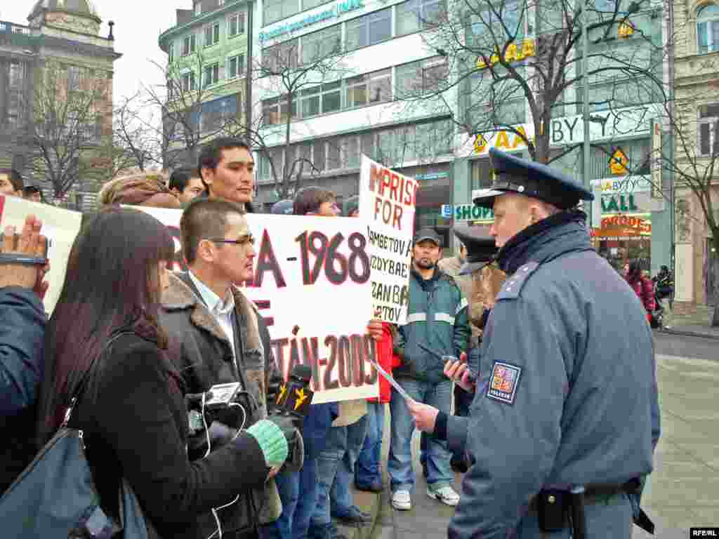 Казахские беженцы предъявили властям Чехии политические требования - Офицер чешской полиции удостоверяется в том, что демонстрация протеста казахских беженцев  санкционирована властями.