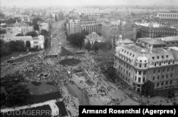 Imagine de pe Intercontinental cu manifestanții din Piața Universității