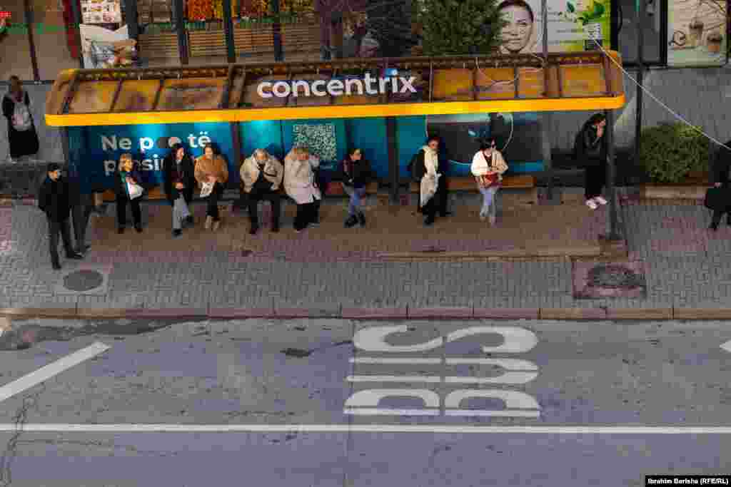 Banorët që kanë qenë duke pritur nëpër stacione, ose i kanë pritur linjat e këtyre dy komunave, ose kanë pushuar derisa kanë bërë ndonjë zgjidhje alternative.