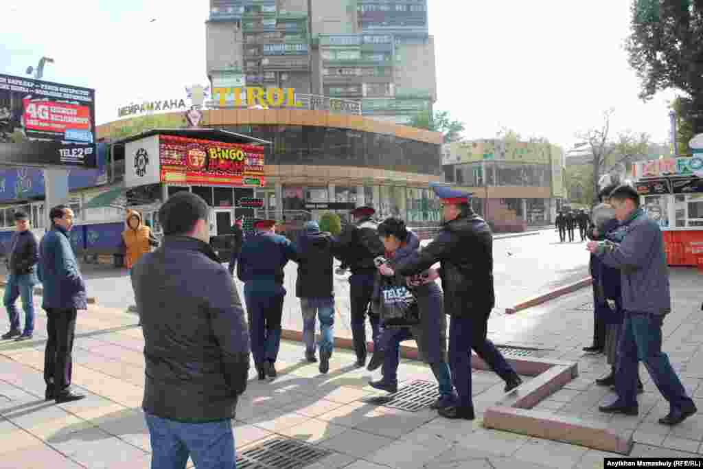 Первым митингом "по земельному вопросу" стало стихийное выступление в Атырау. После него были взяты под арест местные гражданские активисты Талгат Аян и Макс Бокаев (в ноябре 2016 года каждого из них приговорили к пяти годам тюрьмы по обвинениям в разжигании социальной розни, нарушении законодательства о проведении митингов и распространении ложной информации. Сами они обвинения отвергли, а их сторонники заявили, что дело политически мотивировано). На фото: полиция задерживает гражданских активистов в Алматы, вышедших на акцию в поддержку взятых под стражу атырауских активистов Бокаева и Аяна. Позже задержанных в Алматы&nbsp;назовут виновными в нарушении законодательства о порядке организации и проведения мирных собраний и поместят под административный арест. &nbsp;