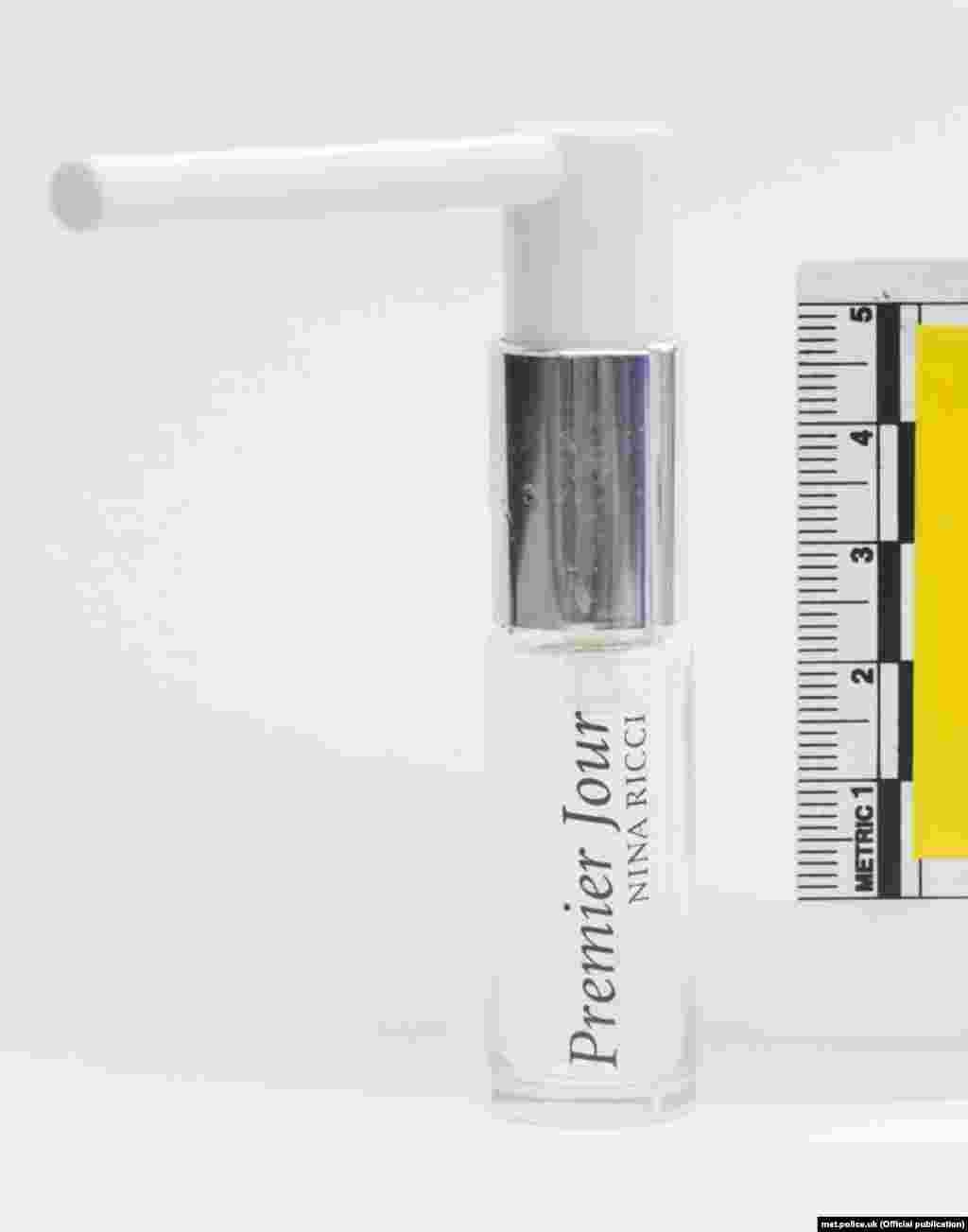 Флакон с лейблом Nina Ricci Premier Jour с модифицированной насадкой, содержавший значительное количество "Новичка", был найден в мусорном мешке на кухне Чарли Роули.