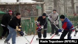 Любительская игра в хоккей в одном из казахстанских дворов. 12 февраля 2012 года.