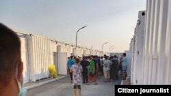 Узбекистанцы, содержащиеся в карантинном лагере «Уртасарай» в Ташкентской области, 8 июля 2020 года.