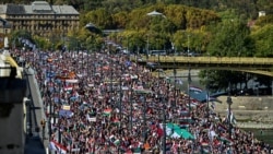 Suparničke stranke u Budimpešti na godišnjicu mađarskog ustanka 1956.
