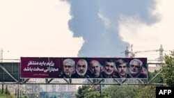 İsrailin 13 iyun hücumunda həlak olan iranlı generalların və nüvə alimlərinin portretləri Tehranda yolun üstündən asılıb.