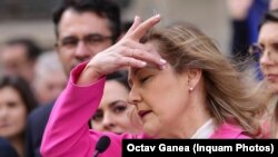 Elena Lasconi refuză să se retragă din cursa prezidențială deși USR i-a retras sprijinul și anunță că îl susține pe Nicușor Dan. 