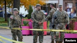 Pripadnici Nacionalne garde blizu mesta napada.