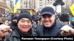 Еуромайданға қолдау білдірген қазақстандық құқық қорғаушы әрі  журналист Рамазан Есіргепов (сол жағында). Киев, 2014 жыл