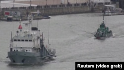 Ілюстраційне фото. Російський катер класу «Серна» (праворуч) біля Ростова-на-Дону, квітень 2021 року