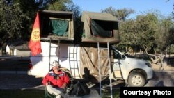 Талант Асемов ижарага алган чатырчасы менен машине.