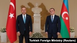 Министры иностранных дел Турции и Азербайджана - Мевлют Чавушоглу (слева) и Джейхун Байрамов (архив)