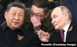 Владимир Путин и Си Цзиньпин на параде в честь российского Дня Победы в Москве, 9 мая 2025 года