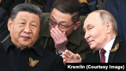 Президент Китая Си Цзиньпин (л) и глава РФ Владимир Путин (п) на параде в Москве 9 мая 2025 года