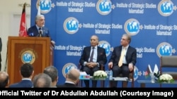 عبدالله عبدالله رئیس شورای عالی مصالحه ملی افغانستان حین سخنرانی در مرکز مطالعات استراتژیک اسلام‌آباد.
