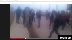 Кадр любительского видео о столкновении в Сарыагашском районе Южно-Казахстанской области, размещенного на сайте Youtube 6 февраля 2015 года.  