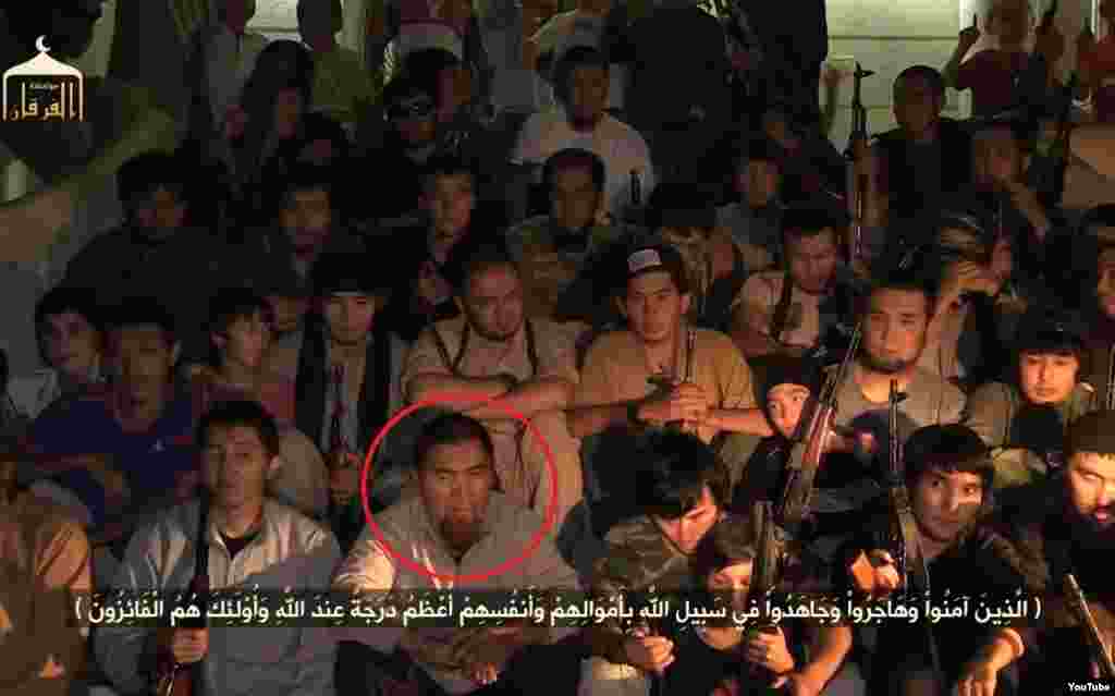 Журналисты Азаттыка выяснили, что одним из героев видеозаписи о "казахских джихадистах в Сирии" является, возможно, жезказганец Максат Аймаханов (в красном круге).