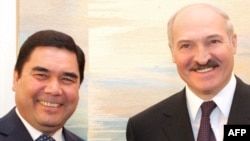 Президенты Беларуси и Туркменистана Александр Лукашенко (справа) и Гурбангулы Бердымухамедов (слева)