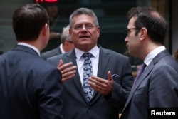 Міністр економіки, торгівлі та бізнесу Іспанії Карлос Куерпо та єврокомісар з питань торгівлі Марош Шефчович взяли участь у засіданні Ради ЄС з питань закордонних справ (торгівля) для обговорення відносин між ЄС та США у Брюсселі, Бельгія, 14 липня 2025 року