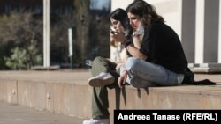 Проведені в Україні дослідження показали, що 18,2% підлітків регулярно нехтували іншими справами (хобі, спорт) через те, що хотіли бути в соціальних мережах. Більшість із них, це дівчата 16 років – 26,0%.