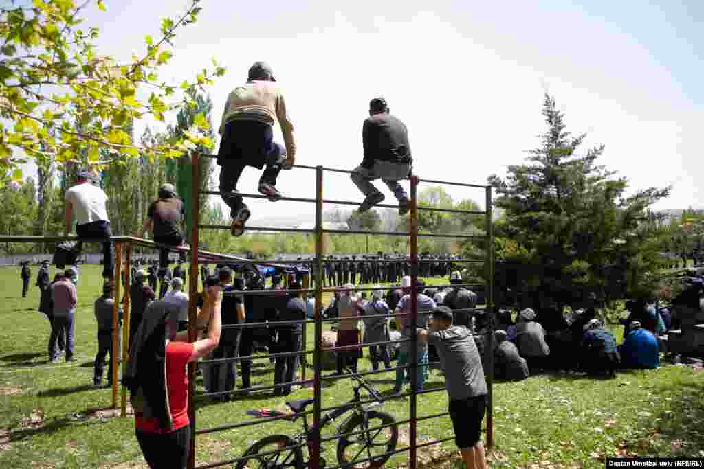 Атайын кызматтын жетекчисинин "Кемпир-Абад"&nbsp; Кыргызстанда калат деген билдирүүсүнөн кийин Өзгөндө чогулгандар тарады.&nbsp;