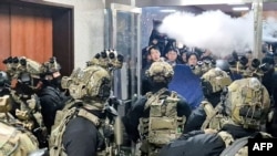 Vojnici pokušavaju da uđu u glavnu salu Narodne skupštine u Seulu 3. decembra, pošto je južnokorejski predsednik Jun Suk Jeol proglasio vanredno stanje.