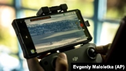 Український військовослужбовець розвідгрупи керує безпілотником на передовій