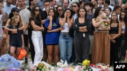 Шабуыл құрбандарын аза тұтқан жұрт оқиға орнына келіп, гүл қойды. Сидней, 15 желтоқсан, 2025 жыл.