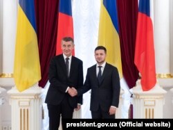 Фото від 19 листопада 2019 року. Зустріч Володимира Зеленського з Прем’єр-міністром Чеської Республіки Андреєм Бабішем, Київ
