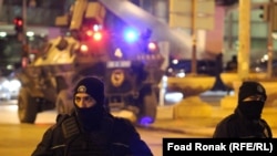 Сотрудники сил безопасности Турции рядом с Галереей современного искусства в Анкаре, где стреляли в посла России. 20 декабря 2016 года.