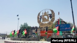 چهار راهی دهمزنگ کابل که به مناسبت صدمین سالروز جشن استرداد استقلال افغانستان تزئین شده‌است.