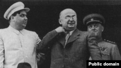 ლავრენტი ბერია (ცენტრში)